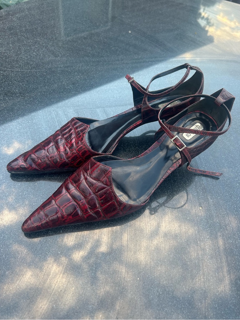 Vintage Lenny e Cia Burgundy Croc Embossed Kitten Heels